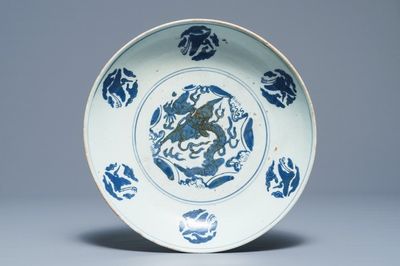 Een Chinese blauwwitte schotel met een draak en kraanvogels, Jiajing