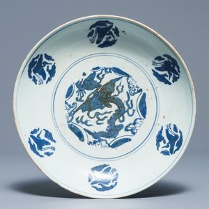 Een Chinese blauwwitte schotel met een draak en kraanvogels, Jiajing — foto 1
