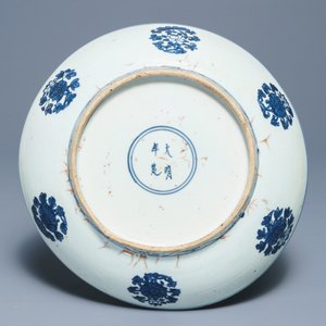 Een Chinese blauwwitte schotel met een draak en kraanvogels, Jiajing — foto 2
