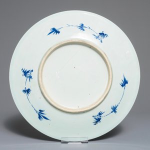 Een Chinese blauwwitte schotel met een feniks en een onderschotel met een landschap, 19e eeuw en Qianlong — foto 3