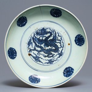 Een Chinese blauwwitte schotel met een gevleugelde draak, Jiajing merk en periode — foto 1