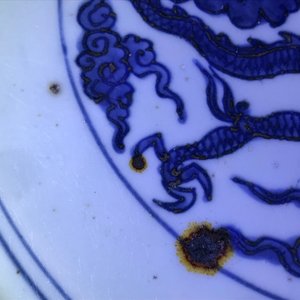 Een Chinese blauwwitte schotel met een gevleugelde draak, Jiajing merk en periode — foto 11