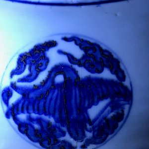 Een Chinese blauwwitte schotel met een gevleugelde draak, Jiajing merk en periode — foto 6