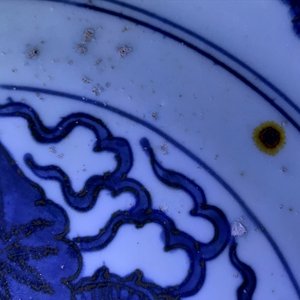 Een Chinese blauwwitte schotel met een gevleugelde draak, Jiajing merk en periode — foto 10