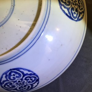 Een Chinese blauwwitte schotel met een gevleugelde draak, Xuande merk, Ming — foto 12