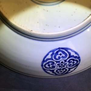 Een Chinese blauwwitte schotel met een gevleugelde draak, Xuande merk, Ming — foto 13