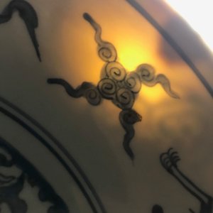 Een Chinese blauwwitte schotel met een gevleugelde draak, Xuande merk, Ming — foto 18