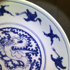 Een Chinese blauwwitte schotel met een gevleugelde draak, Xuande merk, Ming — foto 3