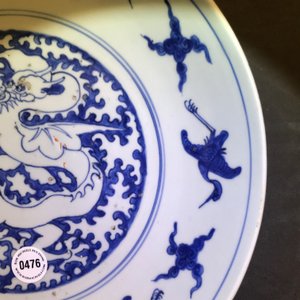 Een Chinese blauwwitte schotel met een gevleugelde draak, Xuande merk, Ming — foto 4