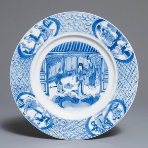 Een Chinese blauwwitte schotel met figuren in een kamer, Kangxi merk en periode — foto 1