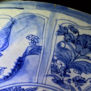 Een Chinese blauwwitte schotel met figuren in een landschap, Transitie periode — foto 3
