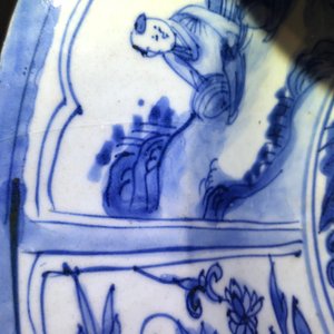 Een Chinese blauwwitte schotel met figuren in een landschap, Transitie periode — foto 5