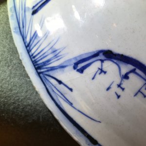 Een Chinese blauwwitte schotel met figuren in een landschap, Transitie periode — foto 9