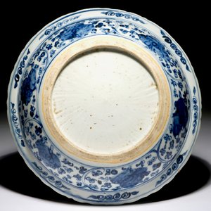 Een Chinese blauwwitte schotel met floraal decor, Hongzhi — foto 2