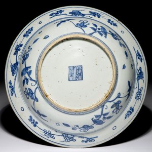 Een Chinese blauwwitte schotel met floraal decor, Jiajing — foto 2
