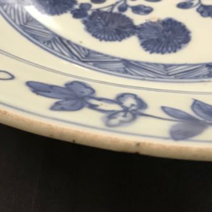 Een Chinese blauwwitte schotel met floraal decor, Jiajing — foto 7