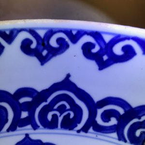 Een Chinese blauwwitte schotel met floraal decor, Kangxi — foto 5