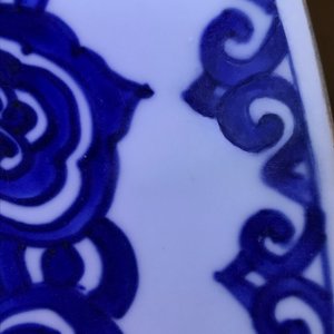 Een Chinese blauwwitte schotel met floraal decor, Kangxi — foto 8