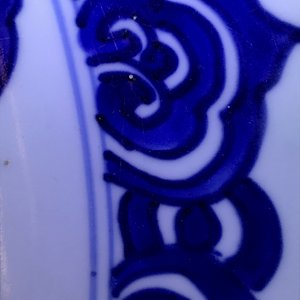 Een Chinese blauwwitte schotel met floraal decor, Kangxi — foto 9