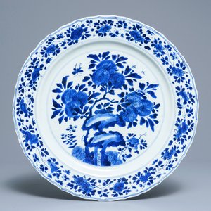 Een Chinese blauwwitte schotel met floraal decor, Kangxi merk en periode — foto 1
