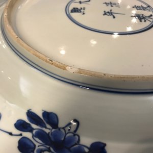 Een Chinese blauwwitte schotel met floraal decor, Kangxi merk en periode — foto 3