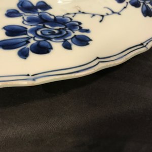 Een Chinese blauwwitte schotel met floraal decor, Kangxi merk en periode — foto 7
