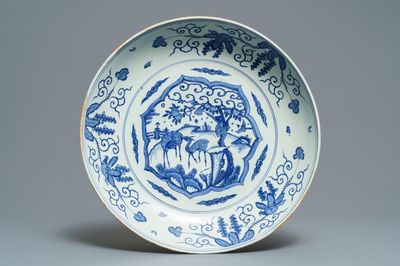 Een Chinese blauwwitte schotel met herten en een aap, Jiajing