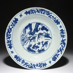 Een Chinese blauwwitte schotel met herten in een landschap, Jiajing — foto 1