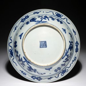 Een Chinese blauwwitte schotel met herten in een landschap, Jiajing — foto 2
