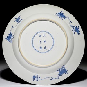 Een Chinese blauwwitte schotel met "Joosje te paard", Chenghua merk, Kangxi — foto 2