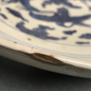 Een Chinese blauwwitte schotel met kraanvogels, Jiajing merk en periode — foto 6