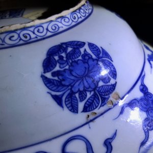 Een Chinese blauwwitte schotel met kraanvogels, Jiajing — foto 14