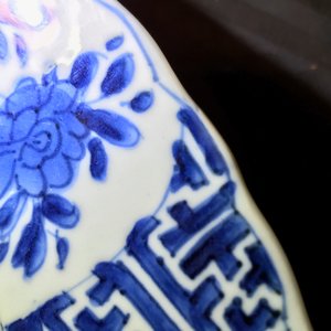 Een Chinese blauwwitte schotel met lange lijzen, Kangxi merk en periode — foto 5