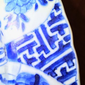 Een Chinese blauwwitte schotel met lange lijzen, Kangxi merk en periode — foto 7