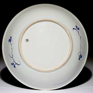 Een Chinese blauwwitte schotel met lotusslingers, Kangxi — foto 2
