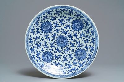 Een Chinese blauwwitte schotel met lotusslingers, Qianlong merk en periode