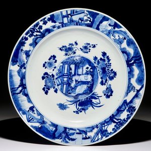 Een Chinese blauwwitte schotel met medaillon, Kangxi — foto 1