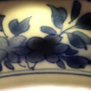 Een Chinese blauwwitte schotel met musicerende lijzen, Kangxi — foto 4
