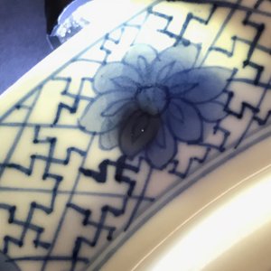 Een Chinese blauwwitte schotel met musicerende lijzen, Kangxi — foto 6