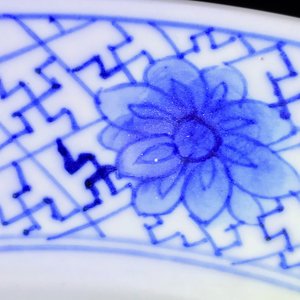 Een Chinese blauwwitte schotel met musicerende lijzen, Kangxi — foto 5