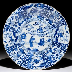 Een Chinese blauwwitte schotel met mythologische voorstelling, Kangxi — foto 1