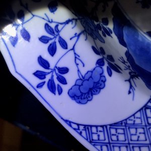 Een Chinese blauwwitte schotel met ruiters, Kangxi merk en periode — foto 13