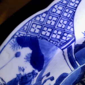 Een Chinese blauwwitte schotel met ruiters, Kangxi merk en periode — foto 25
