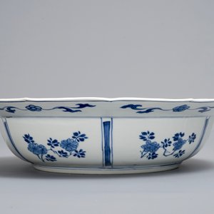Een Chinese blauwwitte schotel met ruiters, Kangxi merk en periode — foto 3