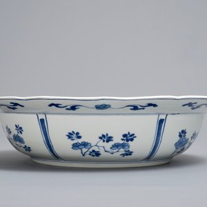 Een Chinese blauwwitte schotel met ruiters, Kangxi merk en periode — foto 4