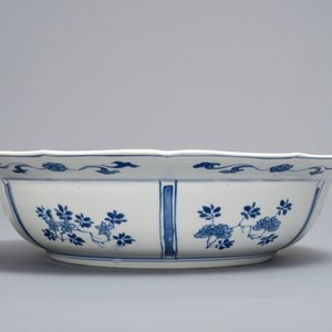 Een Chinese blauwwitte schotel met ruiters, Kangxi merk en periode — foto 5