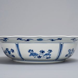 Een Chinese blauwwitte schotel met ruiters, Kangxi merk en periode — foto 6