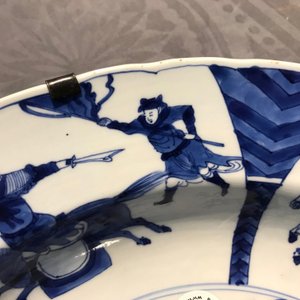 Een Chinese blauwwitte schotel met strijdende ruiters, Chenghua merk, Kangxi — foto 9