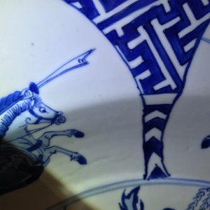 Een Chinese blauwwitte schotel met strijdende ruiters, Chenghua merk, Kangxi — foto 3