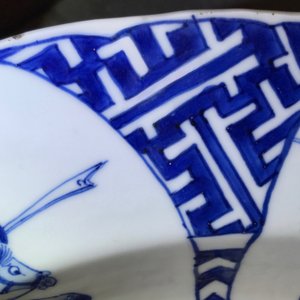 Een Chinese blauwwitte schotel met strijdende ruiters, Chenghua merk, Kangxi — foto 4
